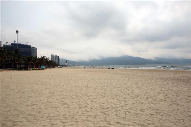 Playas en Da Nang queda vacía al implementar el distanciamiento social (Foto: VNA) 