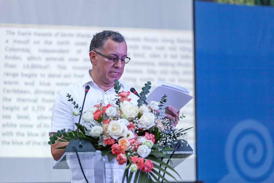 Al dirigirse al evento, el embajador colombiano en Vietnam, Miguel Ángel Rodríguez, destaca las similitudes entre las minorías étnicas vietnamitas y colombianas, al tiempo que destaca la importancia de preservar su cultura, costumbres y las lenguas (Foto: VNA)
