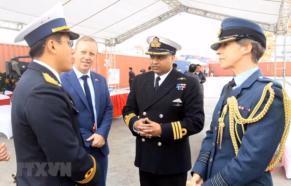 El capitán del buque naval HMS Enterprise, Cecil Ladislaus, en la ceremonia de bienvenida. (Foto: VNA)