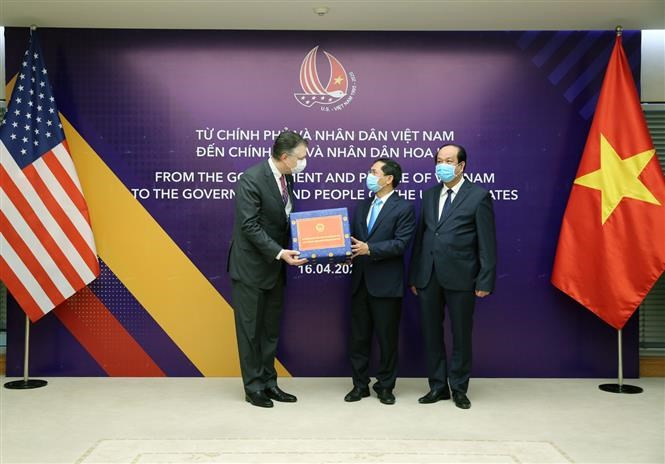 En nombre del presidente Donald Trump y del pueblo estadounidense, el embajador Daniel J. Kritenbrink agradece al gobierno y al pueblo de Vietnam. (Foto: VNA)