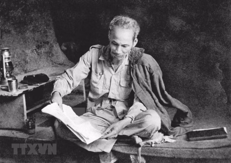 El presidente Ho Chi Minh en la zona de guerra de Viet Bac en 1951 (Foto: VNA)