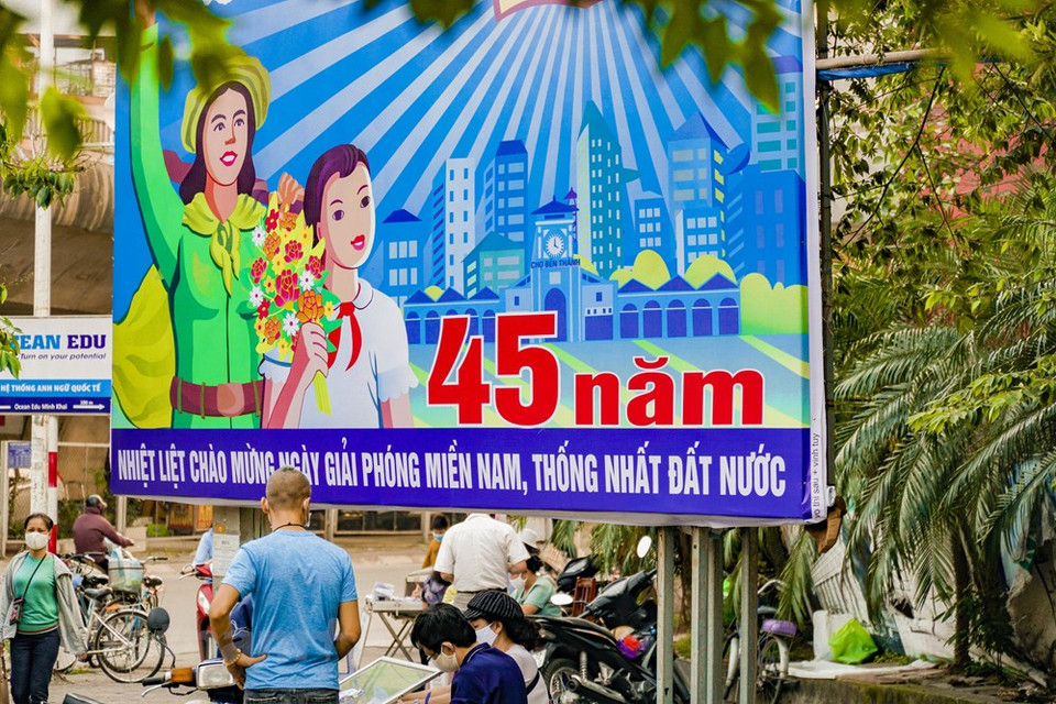Hanoi celebra el 45 aniversario de la Liberación de Vietnam del Sur y la Reunificación del país con banderas y pancartas (Foto: VNA)