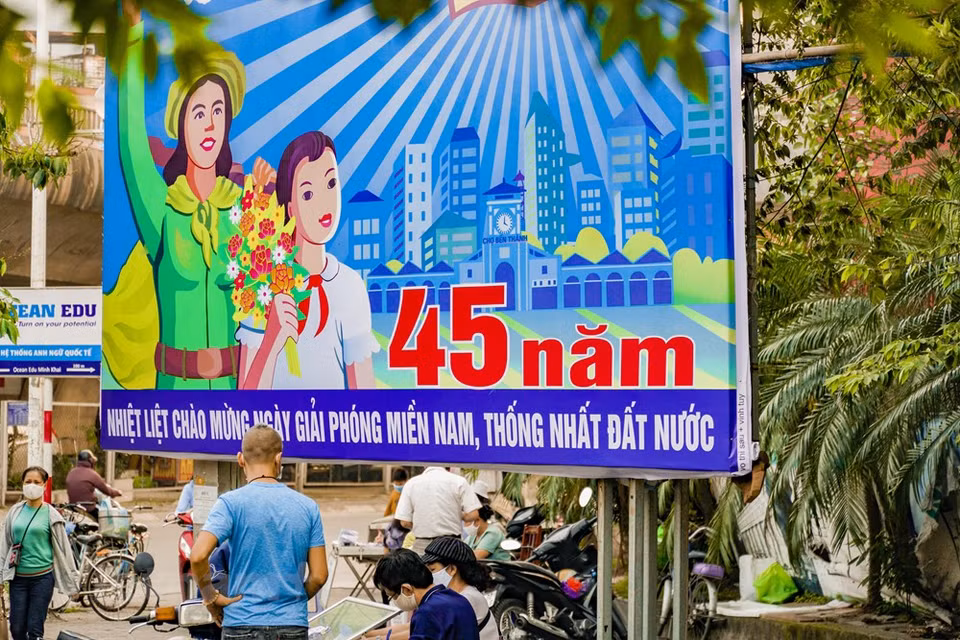 Hanoi celebra el 45 aniversario de la Liberación de Vietnam del Sur y la Reunificación del país con banderas y pancartas (Foto: VNA)