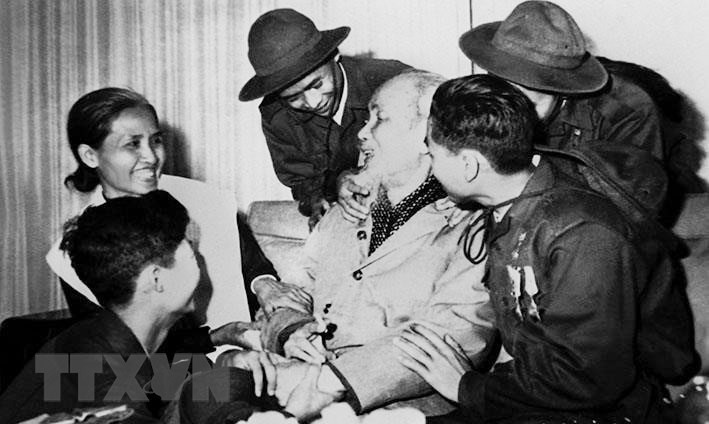El Presidente Ho Chi Minh recibió una delegación de héroes de las Fuerzas de Liberación del Sur durante su visita al Norte el 28 de febrero de 1969. (Foto: archivo)