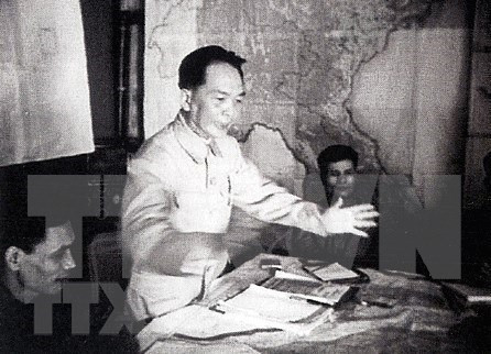 General Vo Nguyen Giap examina a las fuerzas participantes en la batalla Dien Bien Phu. (Foto: archivo)