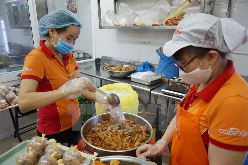 Saigon Co.op coopera con otras compañías para proporcionar más de 30,000 comidas al día a personas en áreas de cuarentena en la ciudad de Ho Chi Minh (Foto: VNA)
