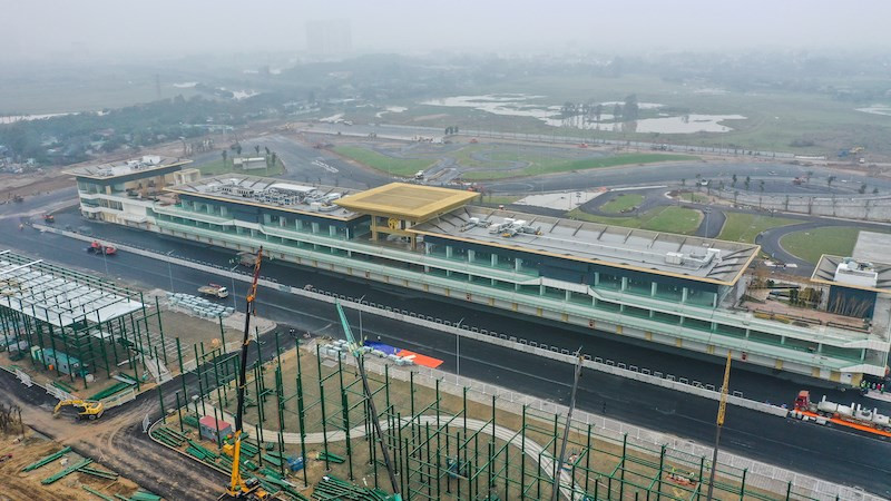 Edificio Pit: el centro operativo, el corazón de la carretera automovilística de Fórmula Uno (F1) en Hanoi se completó básicamente a mediados de enero de 2020, lo que significa que la construcción de elementos fijos de la pista está casi terminada. Inmediatamente después del feriado de Tet, todos los trabajadores regresaron al sitio de construcción. La pista, prevista a efectuarse en abril próximo, se espera sea una gran oportunidad para que Vietnam promocione sus destinos turísticos atractivos y seguros para los viajeros nacionales y foráneos en medio de la pandemia del COVID-19. Se trata de un evento deportivo a dimensión internacional, el cual también ayudará a la capital milenaria de Vietnam a promover su imagen y posición en los ojos de los amigos internacionales. (Foto: Vietnam +)