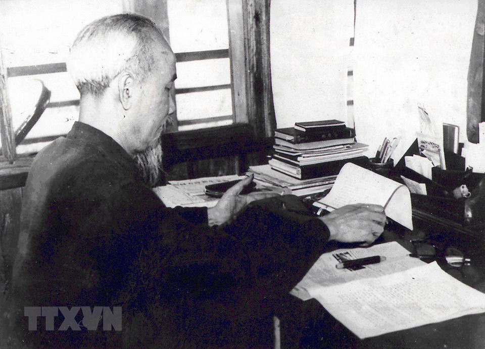 Durante su trayectoria revolucionaria, Ho Chi Minh escribió miles de artículos en varios géneros, bajo diferentes seudónimos. En la foto: Ho Chi Minh trabaja en el segundo piso en el Palacio Presidencial en abril de 1960. (Foto: Archivo/VNA)