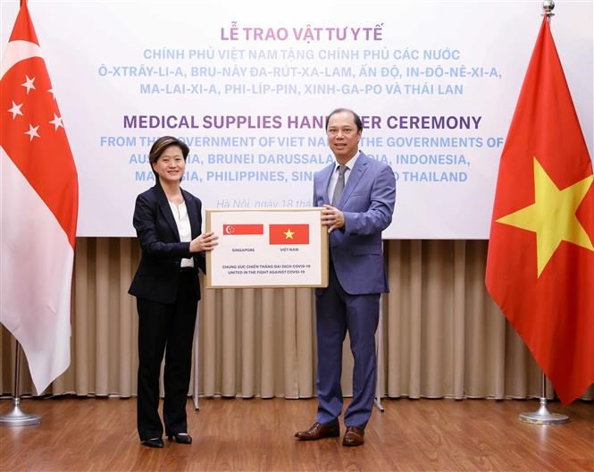 El viceministro de Relaciones Exteriores, Nguyen Quoc Dung, presentó en Hanoi el 18 de mayo pasado de forma simbólica donación de suministros médicos de Vietnam a otros países de la ASEAN, el sur de Asia y el Pacífico sur, en la lucha contra COVID-19 (Foto: VNA)