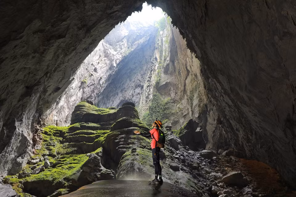 Una parte de la bóveda se desplomó hace años, posibilitando la entrada de la luz en la cueva para crear una gran variedad de plantas tropicales, junto a un vasto lago, convirtiéndolo en hogar ideal de numerosos animales. En este enorme espacio, se puede escuchar canciones de los pájaros escondidos en el bosque, o el eco de la corriente de agua que fluye entre las rocas. (Foto: Vietnam+)