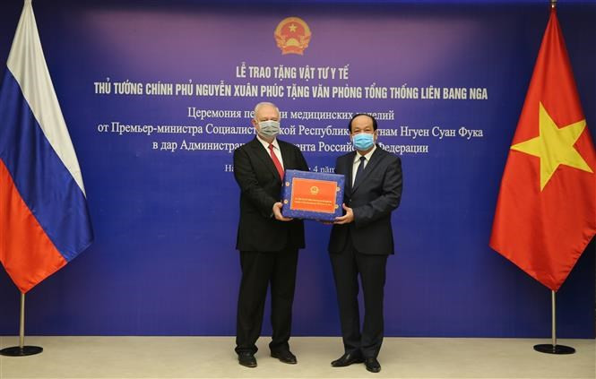 El jefe de la Oficina del Gobierno vietnamita, ministro Mai Tien Dung, en nombre del premier Nguyen Xuan Phuc, entrega la donación al embajador ruso, Konstantin Vnukov (Foto: VNA)