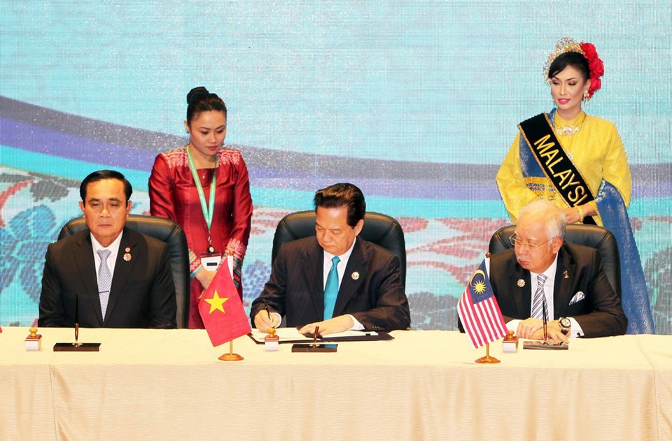 El primer ministro Nguyen Tan Dung firmó la Convención de la ASEAN sobre la lucha contra la trata de personas, en el marco de la Cumbre de la ASEAN 27, el 21 de noviembre de 2015, en Kuala Lumpur (Foto: VNA)