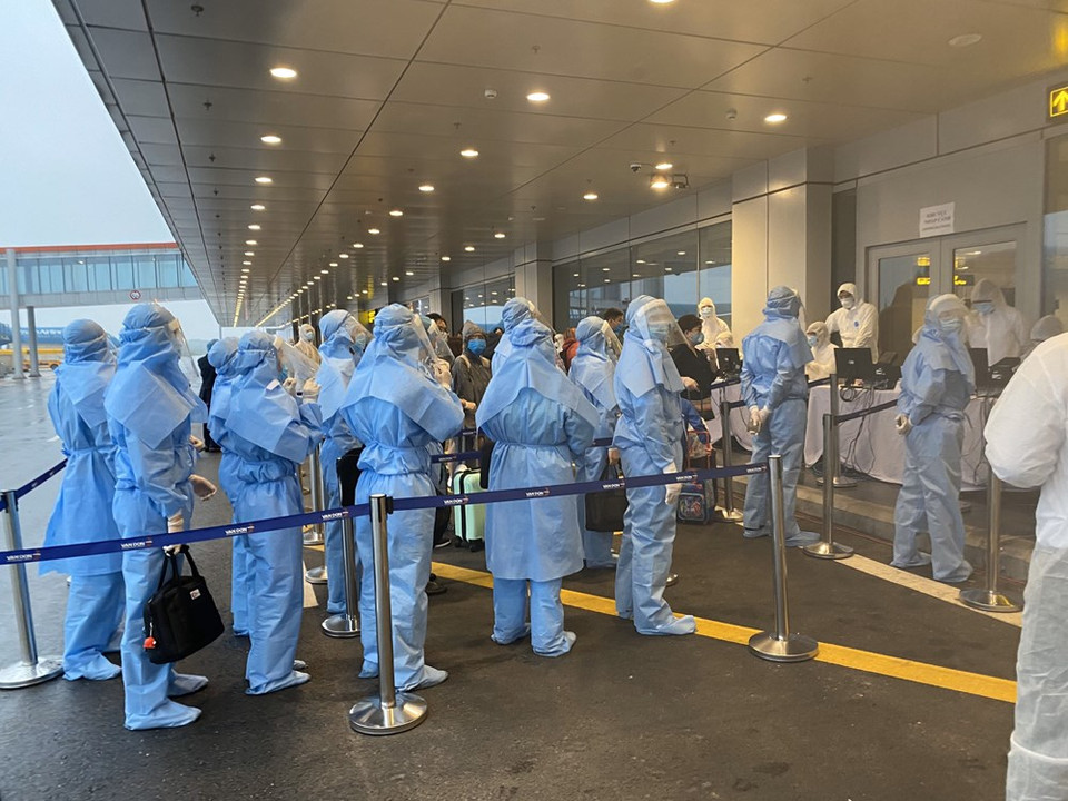 Vuelo desde Europa a Hanoi aterrizó en el aeropuerto Van Don, provincia de Quang Ninh, en la mañana del 16 de marzo (Foto: cortesía de Vietnam Airlines)