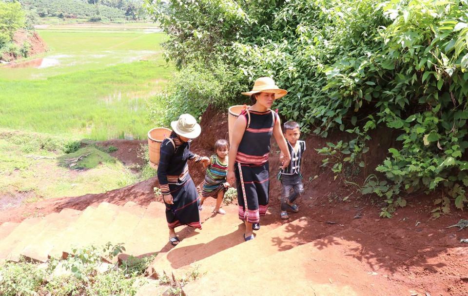 Mujeres de Jrai utilizan cestas para llevar agua a casa. (Foto: VNA)