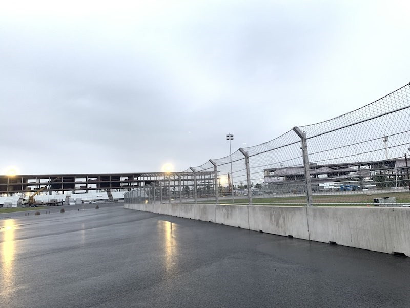 Estos bloques de concreto son parte de un sistema de barrera de seguridad que se está instalando. Cada placa pesa hasta 4 toneladas, se produce en el país de acuerdo con los estándares de la FIA. Sobre cada placa lateral de cartón hay paneles de cerca de acero importados de Suiza, la única unidad certificada por la FIA. Se utilizan un total de 3.200 losas de hormigón para la pista de Hanoi, lo que equivale a una longitud de 12.800 m. Al acoger la carrera de Fórmula 1 en 2020, Vietnam se convertirá en el tercer país del Sudeste Asiático que albergue esta competencia, después de Malasia y Singapur. (Foto: Vietnam +)