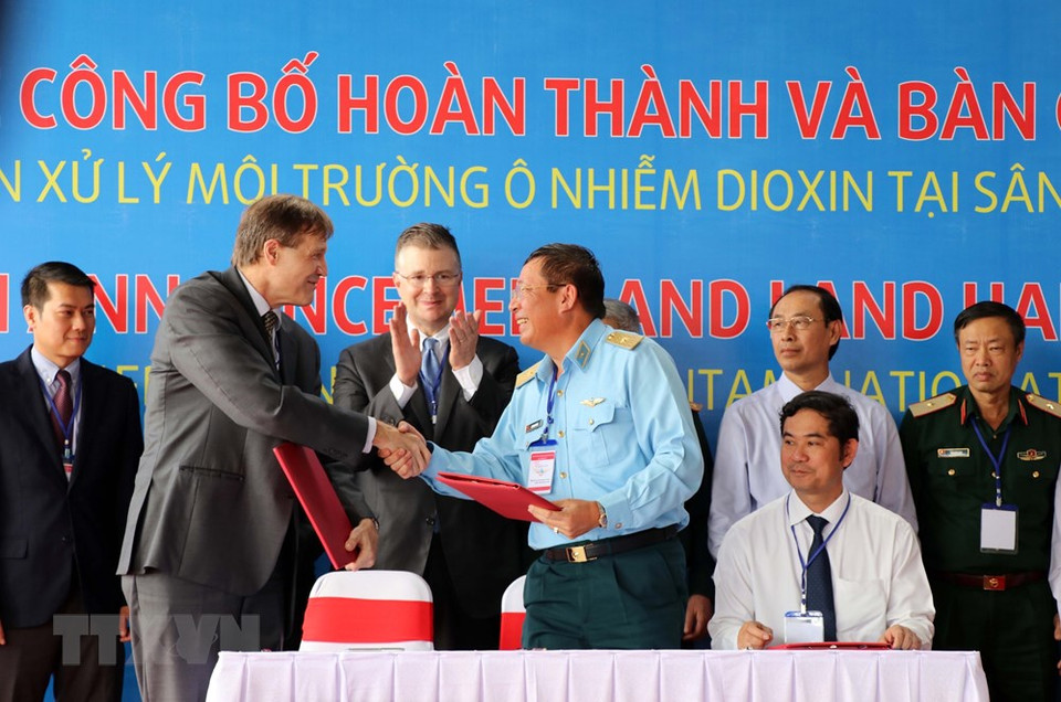 El 7 de noviembre de 2018, en el aeropuerto de Da Nang, los ministerios de Defensa y de Transporte de Vietnam, en coordinación con el embajador de los Estados Unidos en Vietnam, celebraron una ceremonia para la entrega de 13,7 hectáreas de suelo limpio de dioxina. La ceremonia también marcó la finalización del Proyecto de Tratamiento de la Contaminación de Dioxina, realizada durante seis años en el Aeropuerto Da Nang, con un presupuesto de 110 millones de dólares, coorganizado por la Agencia de los Estados Unidos para el Desarrollo Internacional (USAID) y el Ministerio de Defensa. (Foto: VNA)
