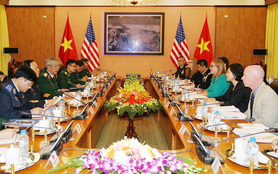 El viceministro de Defensa Nguyen Chi Vinh y la Subsecretaria Adjunta de Defensa para Asia del Sur y Sudeste de Asia, Amy Searight, copresidieron el Diálogo de Defensa Vietnam-Estados Unidos, el 21 de octubre de 2014 en Hanoi. (Foto: VNA)