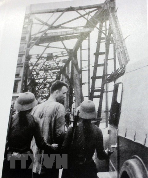 El piloto estadounidense fue capturado cerca del puente Ham Rong, en la provincia de Thanh Hoa, en 1966. (Foto: VNA)