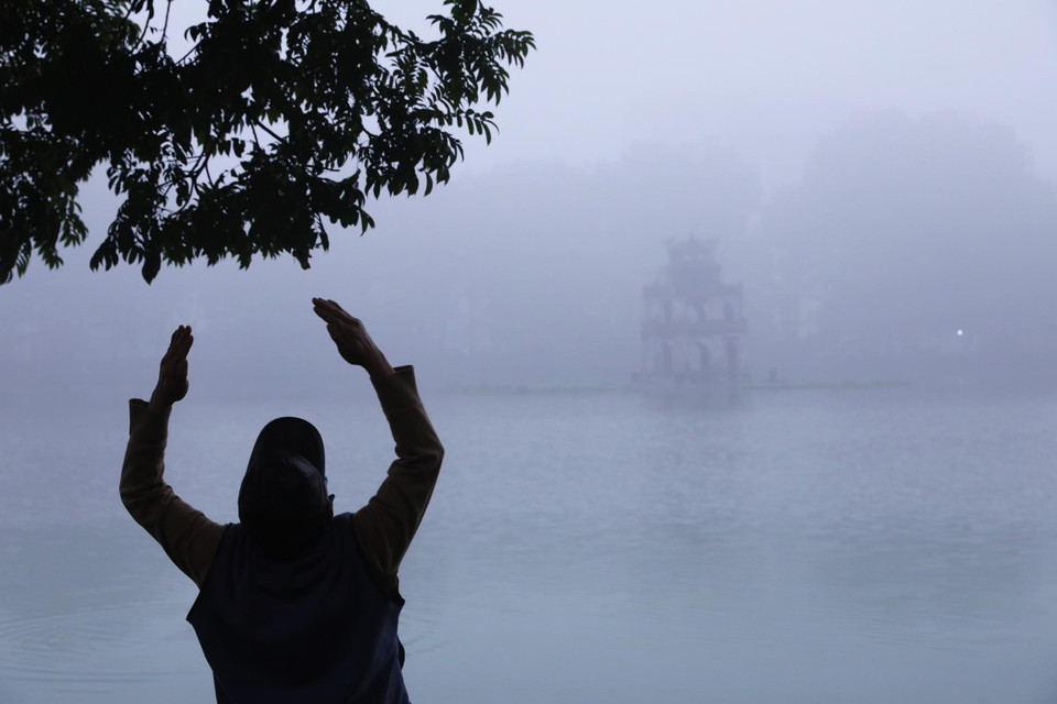 Hanoi amanece hoy con muchas nieblas, lo que dificulta la circulación de los tráficos. (Foto: VNA)