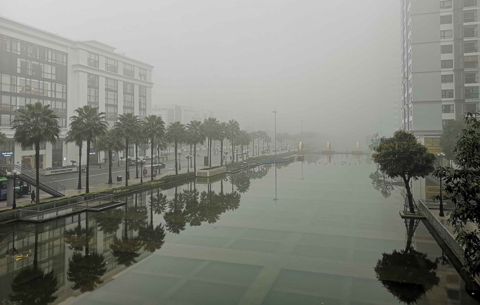 Hanoi amanece hoy con muchas nieblas, lo que dificulta la circulación de los tráficos. (Foto: VNA)