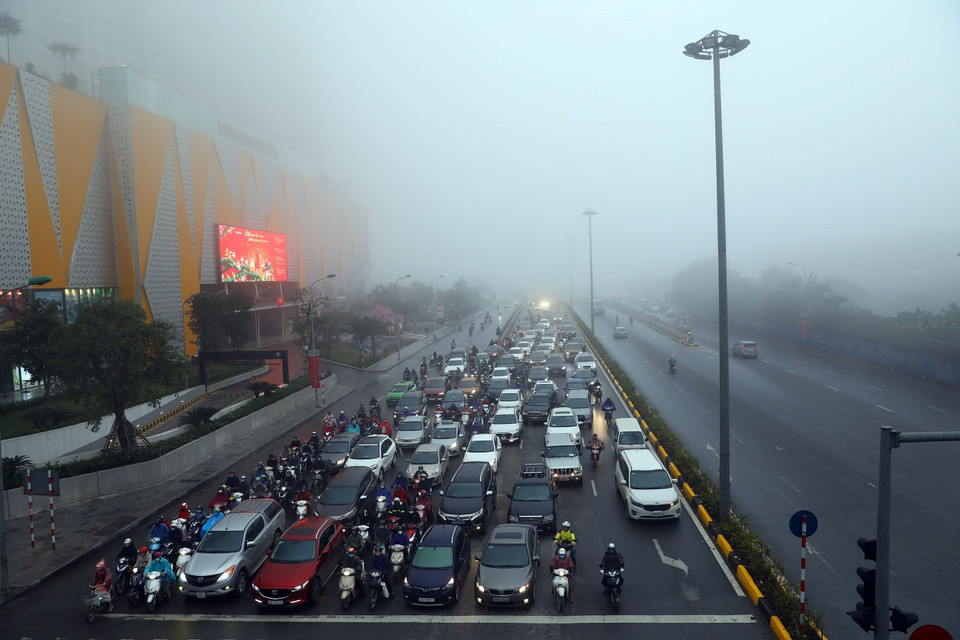 çHanoi amanece hoy con muchas nieblas, lo que dificulta la circulación de los tráficos. (Foto: VNA)