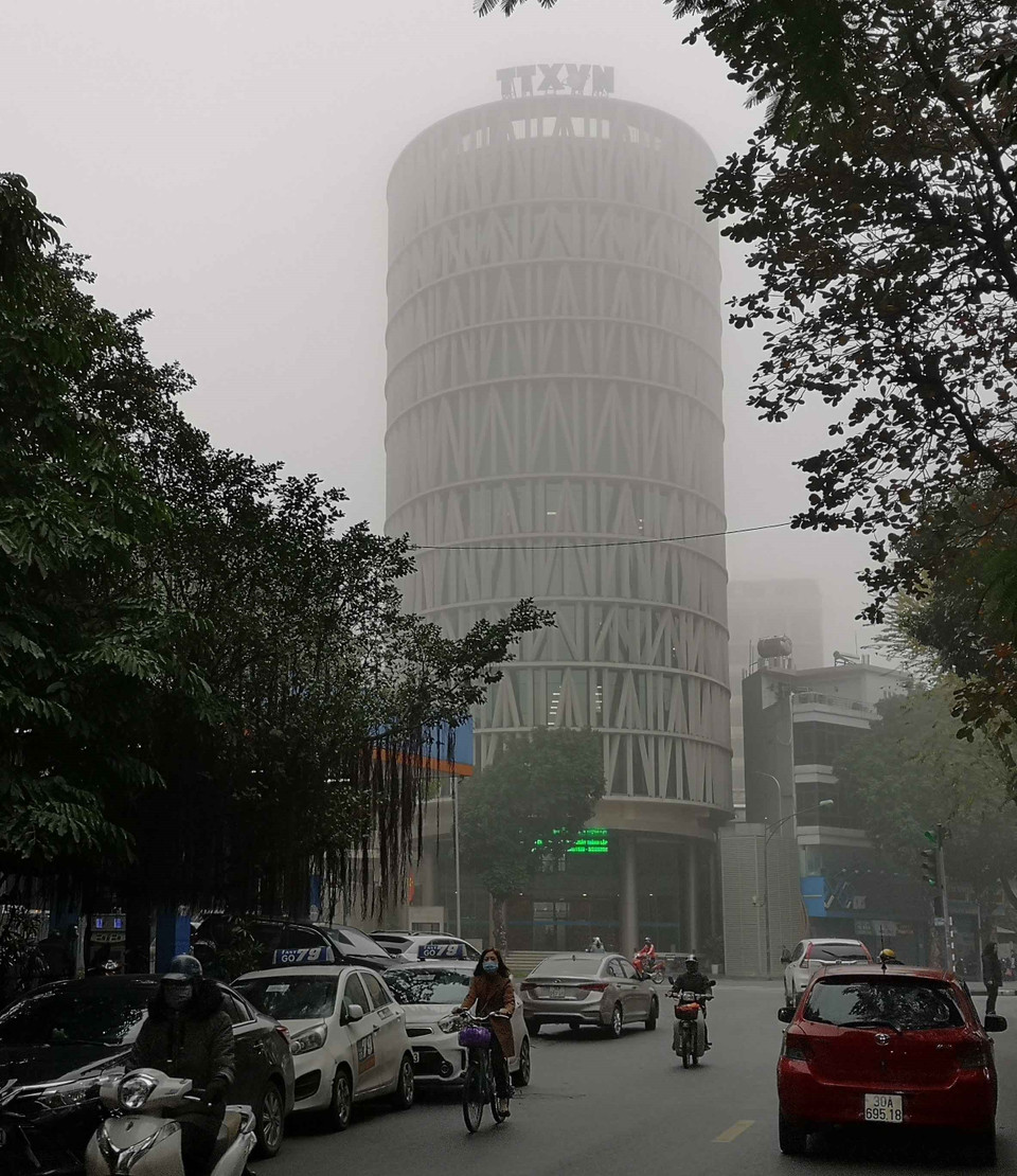 Hanoi amanece hoy con muchas nieblas, lo que dificulta la circulación de los tráficos. (Foto: VNA)