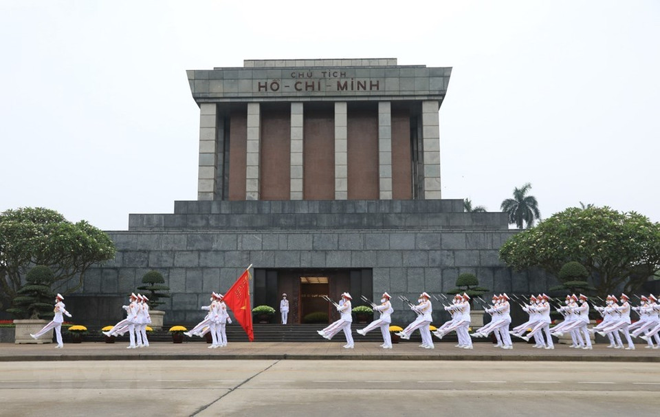La ceremonia de izamiento de la bandera nacional en la plaza Ba Dinh en la mañana del 30 de abril de 2020. (Foto: VNA)