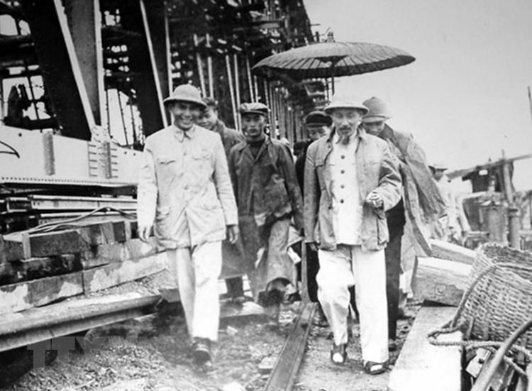 El Tío Ho visita la construcción del Puente Viet Tri, el 12 de febrero de 1956. (Foto: Archivo)