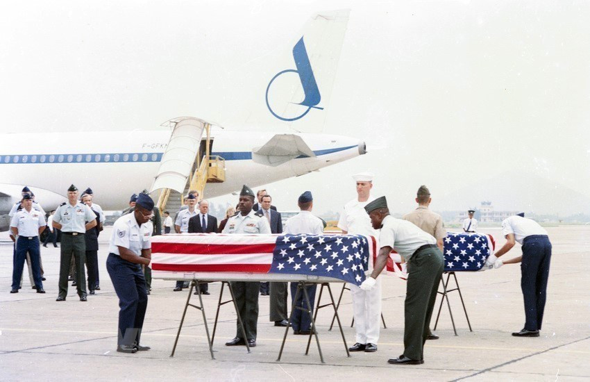 Vietnam y Estados Unidos han organizado más de cuatro mil búsquedas conjuntas de soldados norteamericanos desaparecidos durante la guerra, gracias a las cuales un total de mil restos fueron repatriados. Las dos partes continúan coordinando en la búsqueda de unos 200 mil mártires y soldados vietnamitas desaparecidos en la guerra. En la foto: La entrega de los restos de soldados estadounidenses en el Aeropuerto Internacional Noi Bai, en Hanoi el 5 de agosto de 1995 en presencia del Secretario de Estado, Warren Christopher. (Foto: VNA)