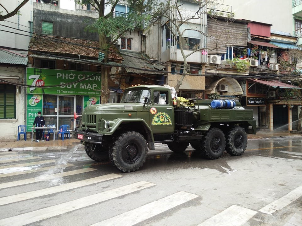 Las fuerzas de defensa química desinfectan el vecindario de las calles Tran Vu y Truc Bach (Foto: Vietnam+)