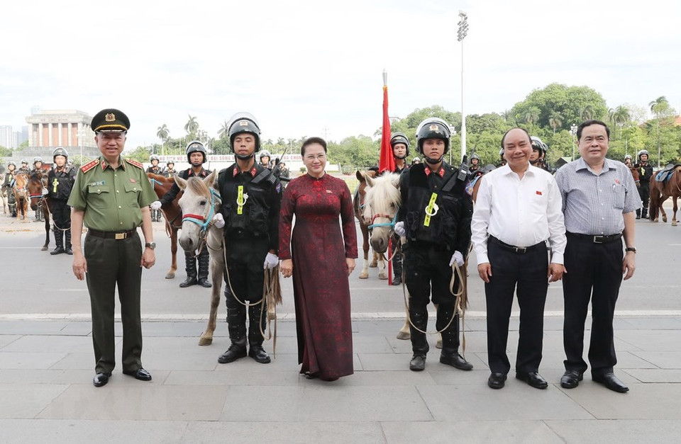 El primer ministro, Nguyen Xuan Phuc, y la presidenta de la Asamblea Nacional, Nguyen Thi Kim Ngan, asistieron al debut de la unidad de policía móvil de caballería. (Foto: Vietnam +)