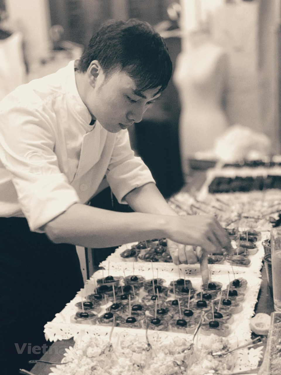 Chef de la Embajada de España en Hanoi prepara los platos típicos españoles. (Foto: Vietnam +)