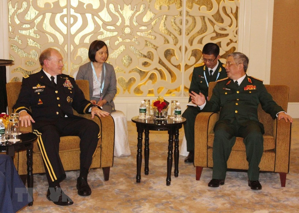Al margen de la 13 Cumbre de Seguridad de Asia (Diálogo Shangri-La), en Singapur, el viceministro de Defensa de Vietnam, Nguyen Chi Vinh, se reunió el 31 de mayo de 2014, con el Presidente del Estado Mayor Conjunto de Estados Unidos, Martin Dempsey. (Foto: VNA)