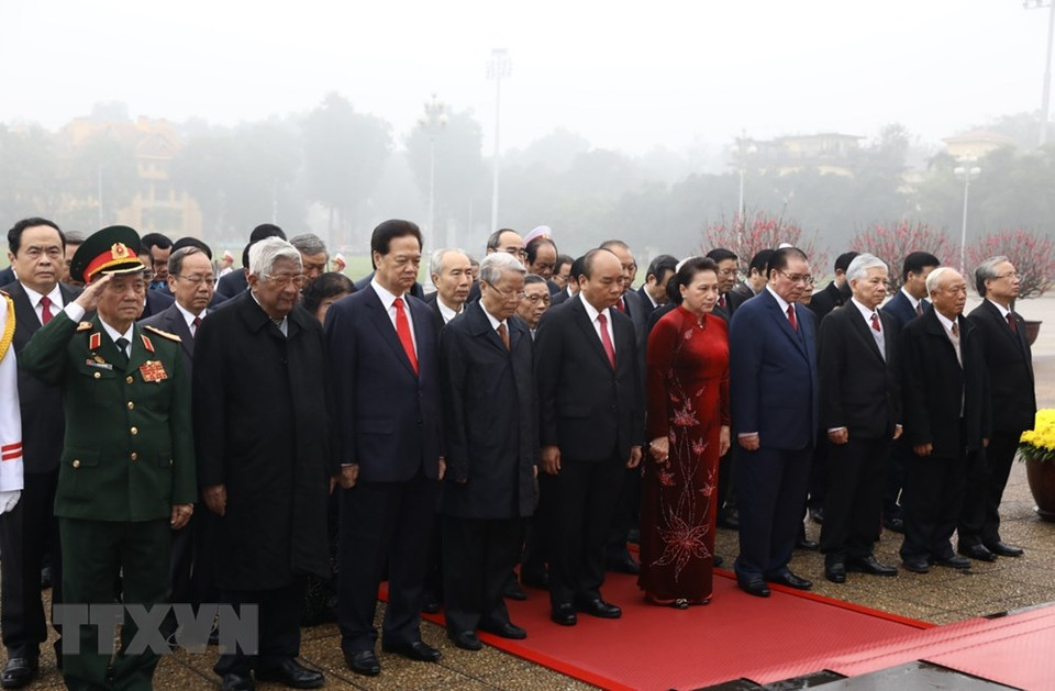 Delegación de dirigentes del Partido y Estado coloca ofrenda floral en el Monumento de los Mártires. (Foto: VNA)