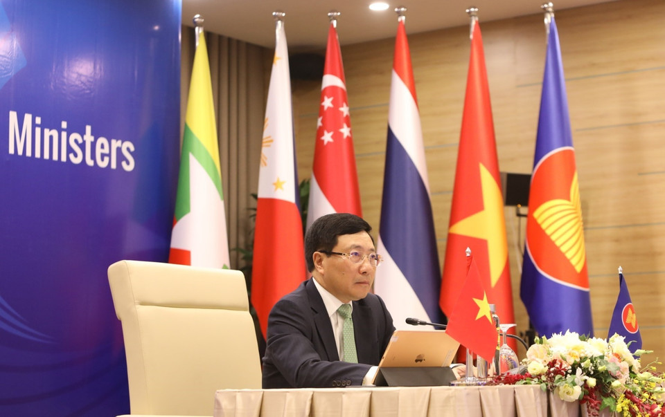 El viceprimer ministro y canciller de Vietnam, Pham Binh Minh, presidió el 24 de junio de forma virtual la Reunión informal de Ministros de Relaciones Exteriores de la ASEAN en el Centro Internacional de Convenciones, víspera de la 36 Cumbre de la ASEAN. (Foto: VNA)