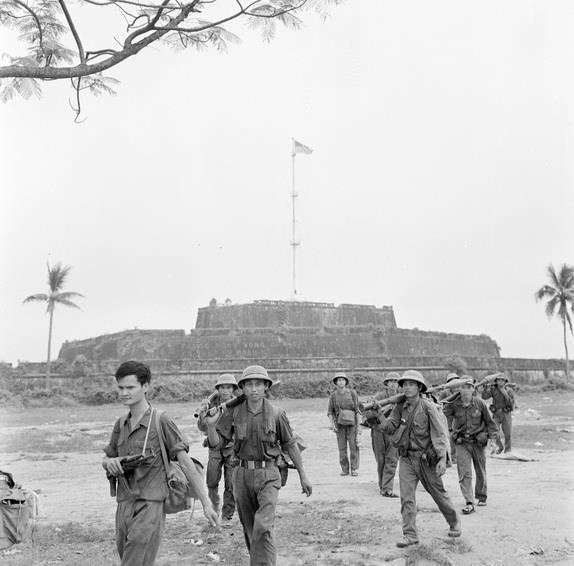 La bandera revolucionaria ondeó sobre el asta de la ciudad de Hue durante la Campaña Hue-Da Nang. Thua Thien-Hue fue completamente liberado. (Foto: VNA)