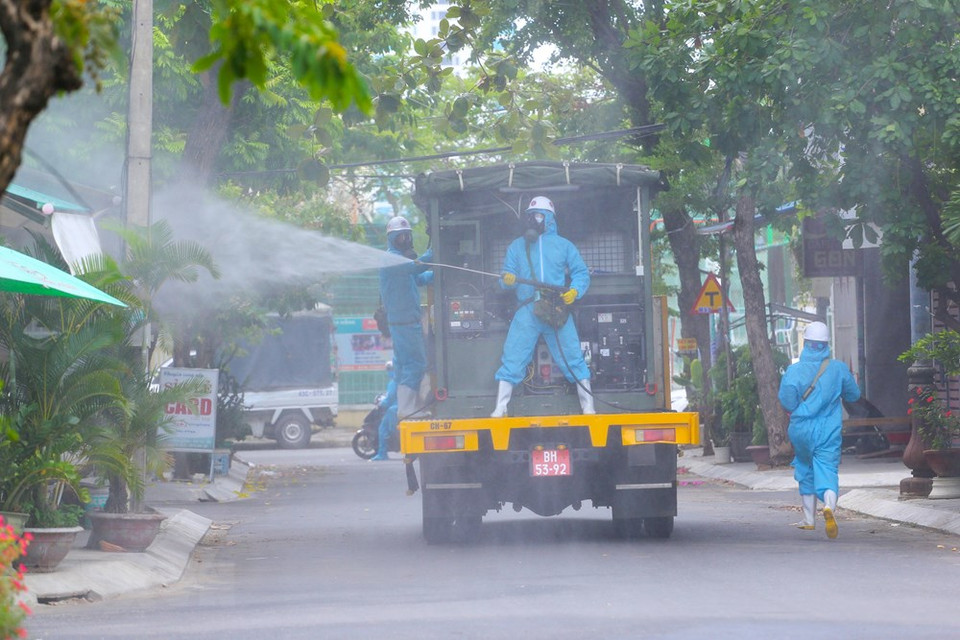 Desinfección por aspersión en zonas residenciales del distrito de Son Tra (Foto: VNA)