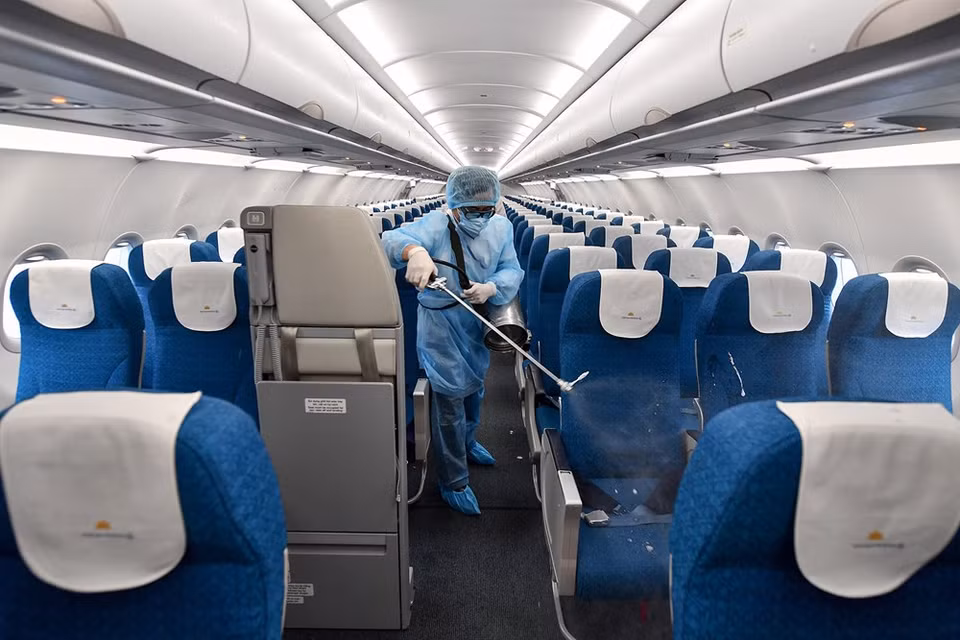 Vietnam Airlines, la aerolínea nacional de Vietnam, se ha intensificar la desinfección en los aviones para evitar el contagio del letal virus coronavirus (nCoV). Entre las medidas, se destina la limpieza en los lugares con más contactos de manos de pasajeros. En el país indochino, se ha confirmado hasta el momento 10 casos infectados por el nuevo tipo del coronavirus. La empresa realizó unos unos 200 mil vuelos con más de 600 mil horas al año. En diferentes ocasiones, Vietnam Airlines fue elegida como “Aerolínea favorita de viajeros en Asia” por el sitio web de viajes TripAdvisor, y “Aerolínea cuatro estrellas” por la auditoría británica SkyTrax. (Foto: Vietnam+)