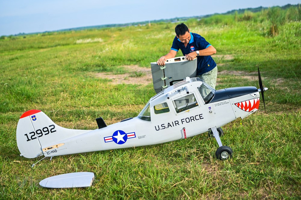 Nguyen Dinh Tho, un jugador de modelos de aviones desde hace mucho tiempo, dijo que sabía sobre este pasatiempo de modelos de aviones desde que tenía seis años y se ha convertido en una pasión. (Foto: Vietnam +)