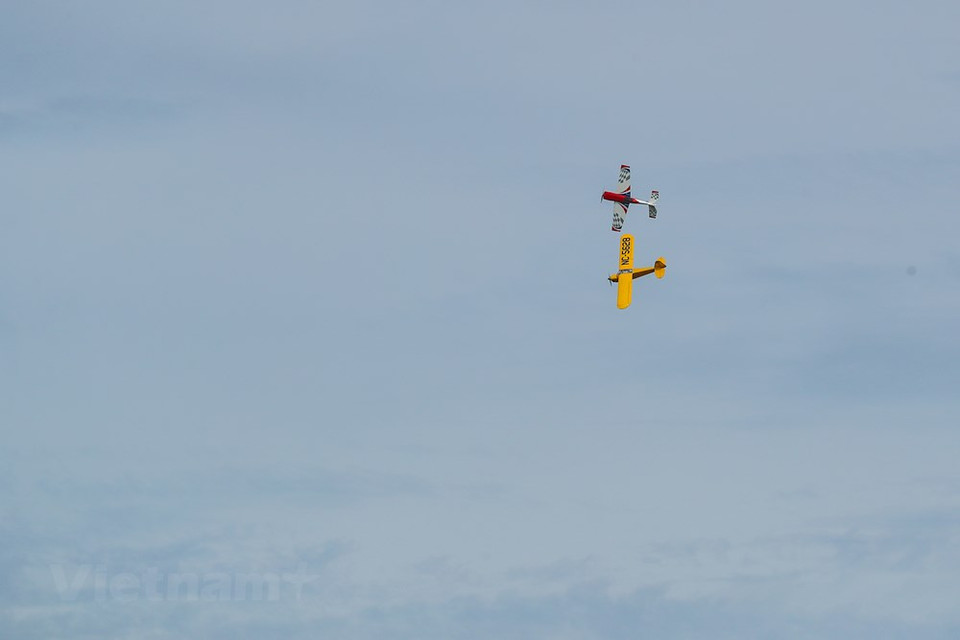 Los domingos en la mañana, los jugadores de modelos de aviones se reúnen en terrenos autorizados para realizar los vuelos. (Foto: Vietnam +)