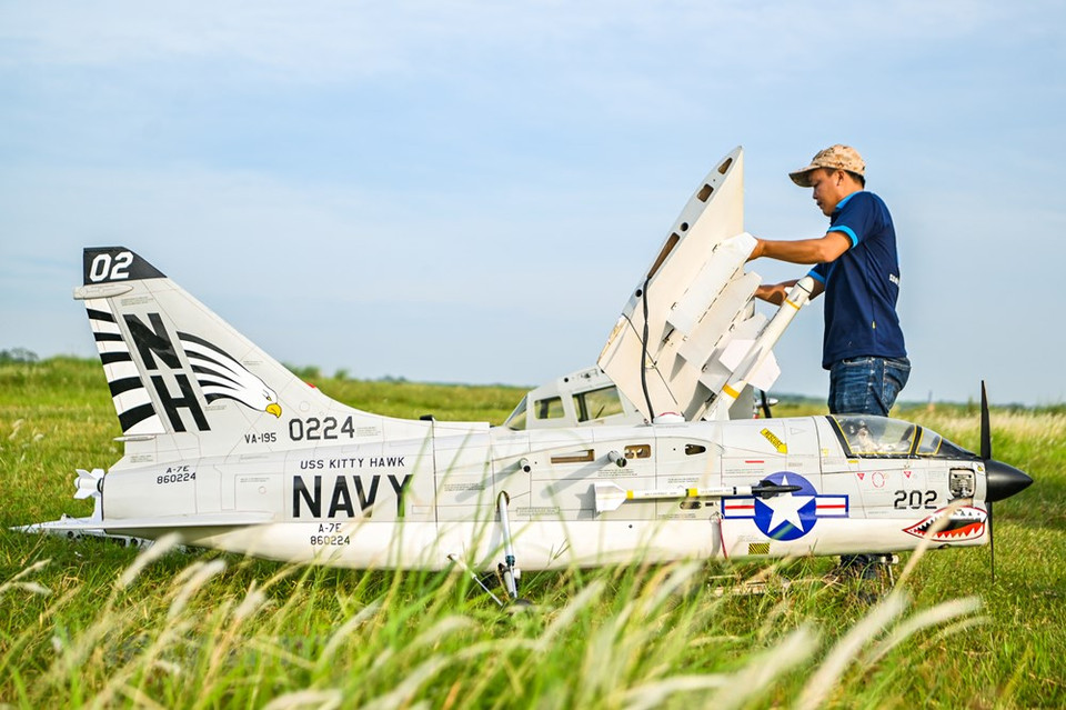 Nguyen Dinh Tho informó que la técnica de fabricación de modelos de aviones grandes requiere alta precisión, además de asegurarse de que el avión sea ligero. (Foto: Vietnam +)