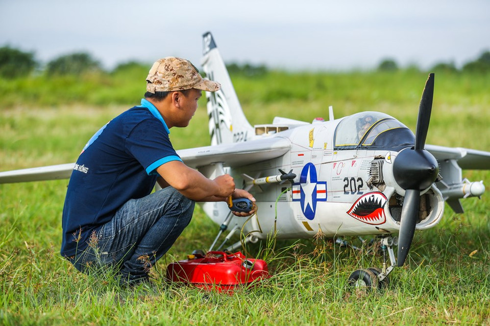 En los últimos años, el pasatiempo de jugar con modelos de aviones gigantescos ha atraído la atención de una gran cantidad de personas en Hanoi (Foto: Vietnam +)