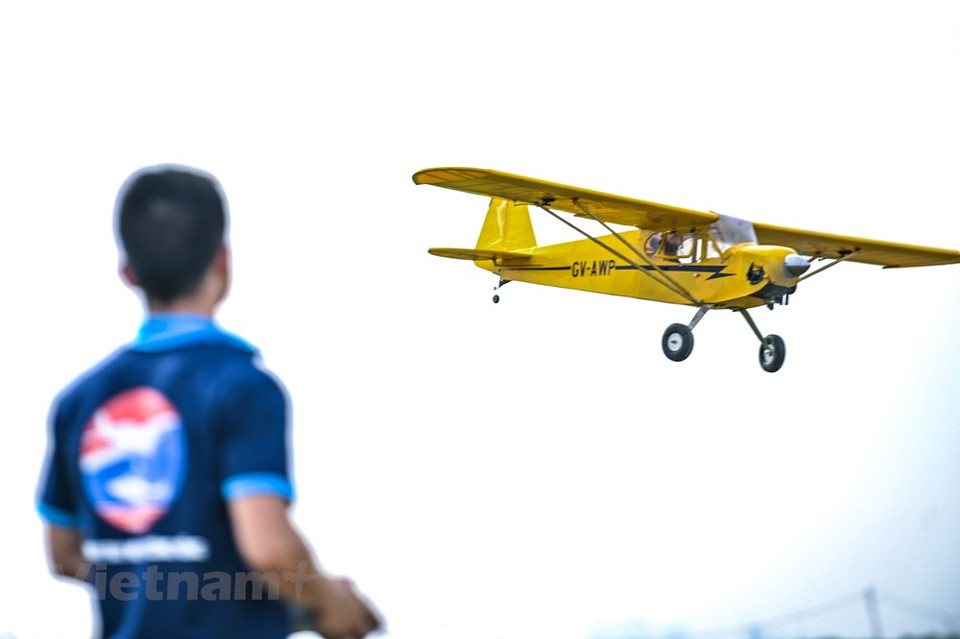 Los jugadores deben practicar en las operaciones de vuelo por computadora para ser competentes antes de que puedan volar prácticamente. (Foto: Vietnam +)