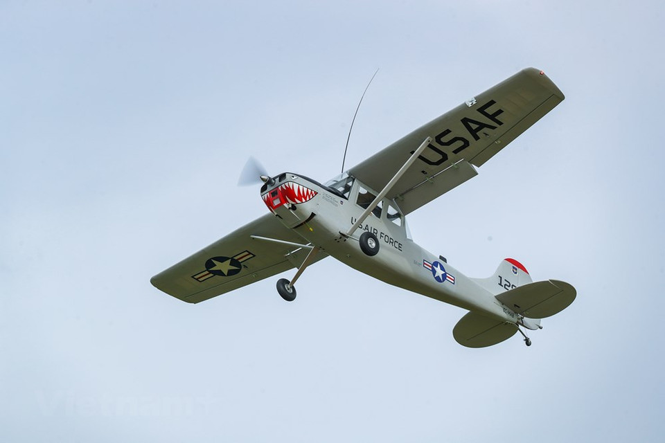 Los domingos en la mañana, los jugadores de modelos de aviones se reúnen en terrenos autorizados para realizar los vuelos. (Foto: Vietnam +)