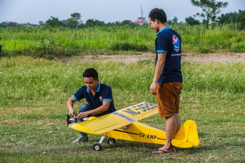 Los domingos en la mañana, los jugadores de modelos de aviones se reúnen en terrenos autorizados para realizar los vuelos. (Foto: Vietnam +)