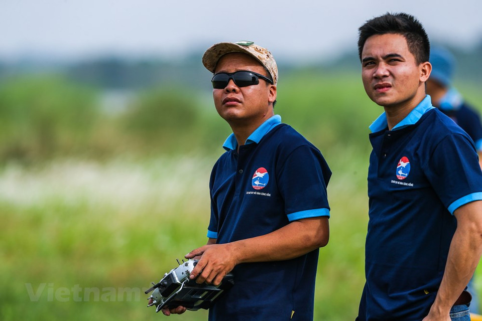 Los domingos en la mañana, los jugadores de modelos de aviones se reúnen en terrenos autorizados para realizar los vuelos. (Foto: Vietnam +)