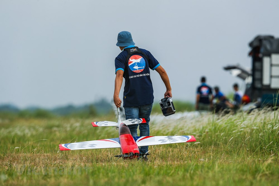 Los jugadores deben practicar en las operaciones de vuelo por computadora para ser competentes antes de que puedan volar prácticamente. (Foto: Vietnam +)
