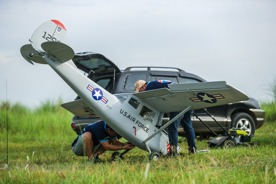 Todos los domingos por la tarde, a lo largo del río Rojo en el distrito de Hoai Duc, los jugadores compiten con sus aviones (Foto: Vietnam +)