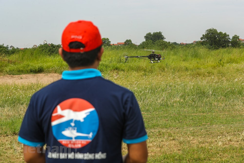 El piloto de un modelo de avión siempre debe concentrarse como un verdadero piloto. Un solo error puede causar que la aeronave se desoriente y provoque una colisión, choque o incluso un accidente para el equipo. (Foto: Vietnam +)