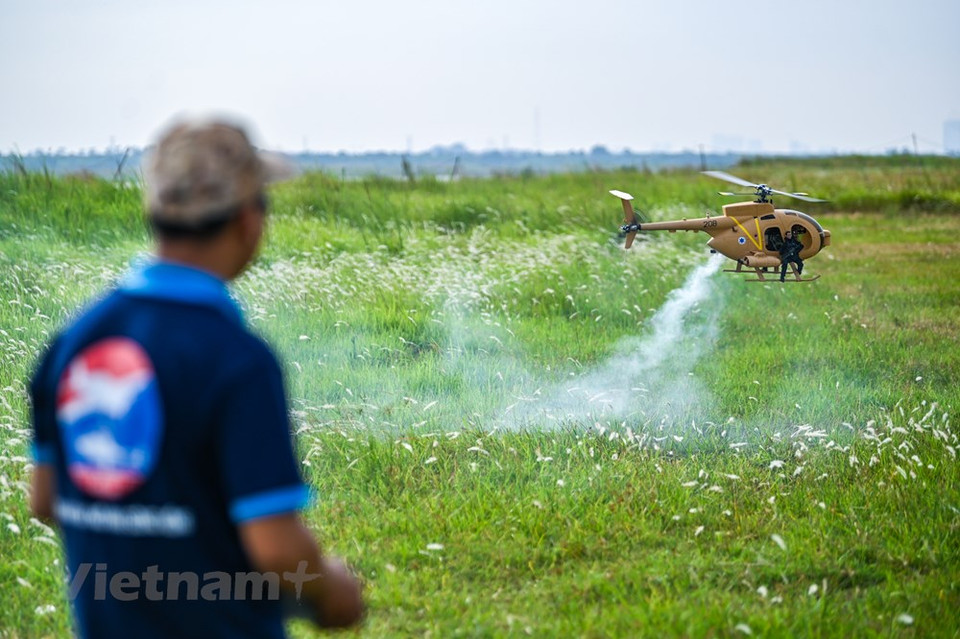 El piloto de un modelo de avión siempre debe concentrarse como un verdadero piloto. Un solo error puede causar que la aeronave se desoriente y provoque una colisión, choque o incluso un accidente para el equipo. (Foto: Vietnam +)